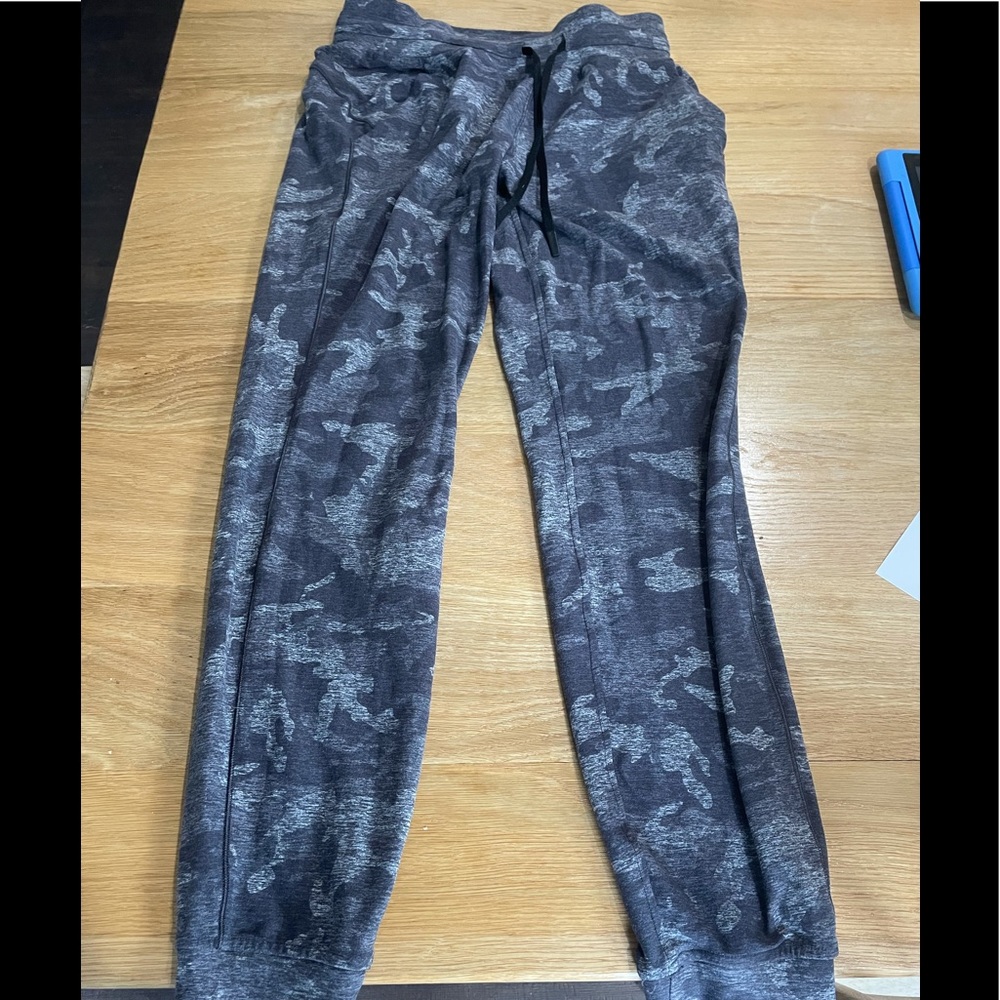 Lululemon Camo size 6 Jogger. Like New